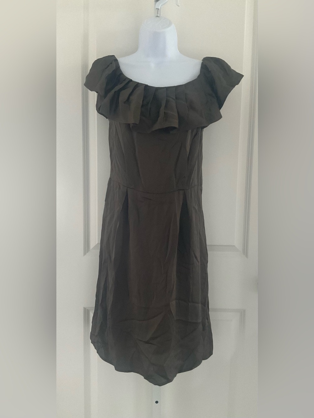 Banana Republic Bronze Green 100% SILK Sleeveless Midi Dress.
Size 4.